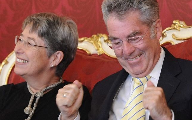 WENEN – De 71-jarige Heinz Fischer van sociaaldemocratische huize is zoals verwacht met een ruime meerderheid van de stemmen voor nog eens zes jaar herkozen als president van Oostenrijk. Foto EPA