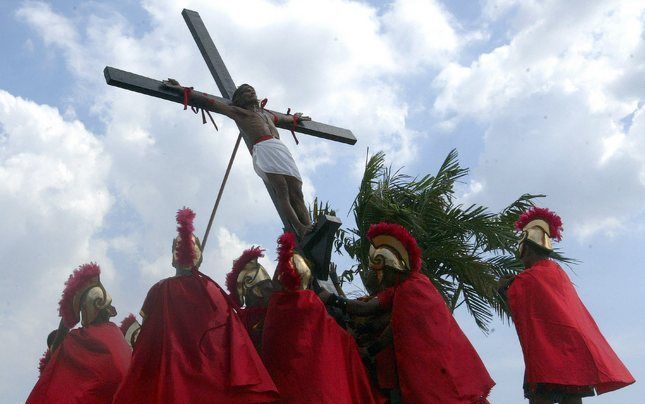 SAN PEDRO CUTUD/MANILLA - Het was de 22e keer dat in het dorp San Pedro Cutud de kruisiging van Jezus werd nagespeeld op Goede Vrijdag. De Rooms–Katholieke Kerk is kritisch over het spektakel. 2000 Toeristen zijn dit jaar naar de kruisiging komen kijken. 