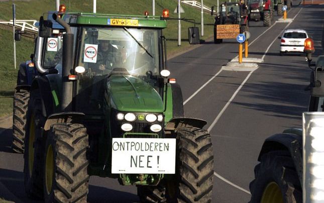 TERNEUZEN - Boeren demonstreren in Terneuzen tegen de ontpoldering van twee polders in Zeeuws-Vlaanderen, 28 maart 2006. Minister Verburg heeft de Eerste Kamer toegezegd dat er in een groter gebied gezocht zal worden naar alternatieve mogelijkheden om de 