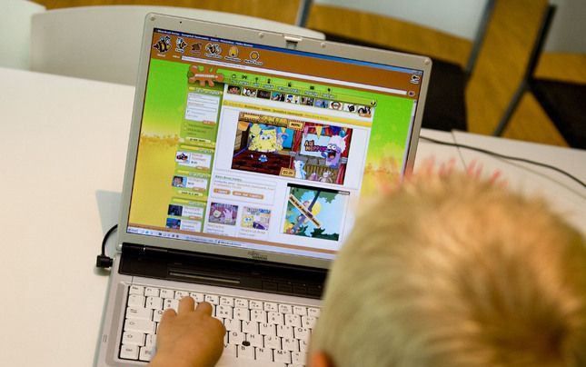 Kinderen krijgen steeds vaker met advertenties die verpakt zijn in chatprogramma’s, games, profielsites en communities. Foto ANP