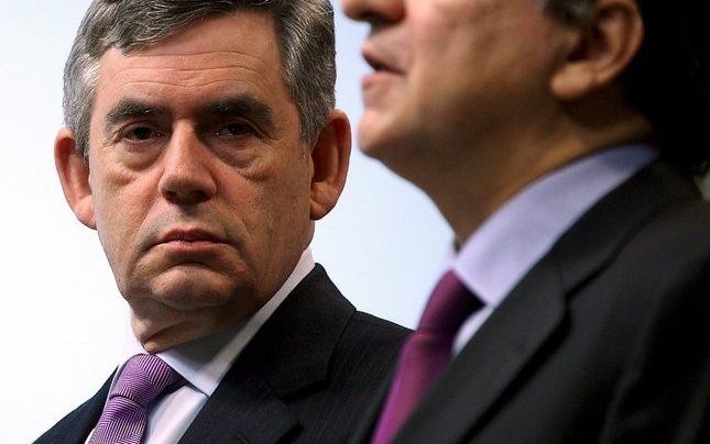 Er moet wereldwijd een nieuw financieel systeem komen dat de bestaande afspraken gaat vervangen, vinden de acht grootste industrielanden en de Europese Unie. Foto: De Britse premier Gordon Brown (links) en voorzitter José Manuel Barroso van de Europese Co