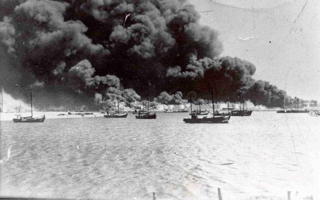 AMSTERDAM - Urker botters op het IJ bij Amsterdam moesten in mei 1940 de landing van Duitse watervliegtuigen voorkomen. Foto's Urk in Oorlogstijd