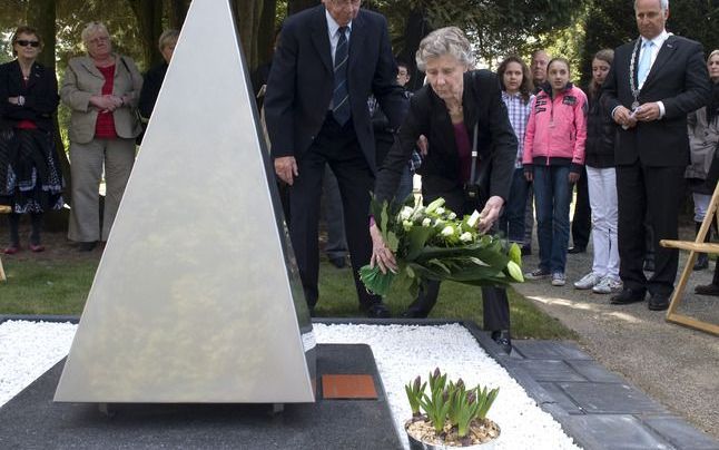 NIJKERK – Burgemeester Renkema van Nijkerk onthulde samen met leerlingen van het Nijkerkse Corlaer College dinsdag op de algemene begraafplaats van Nijkerk een monument ter nagedachtenis van de evacués uit Arnhem die tijdens de oorlog in Nijkerk overleden