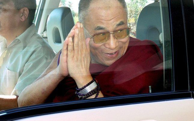 NEW DELHI - De Dalai Lama moet vrijdag een galsteenoperatie ondergaan. Dit heeft een woordvoerder van de 73-jarige Tibetaanse geestelijk leider gezegd. Donderdag werd de Dalai Lama in het ziekenhuis opgenomen. Foto EPA