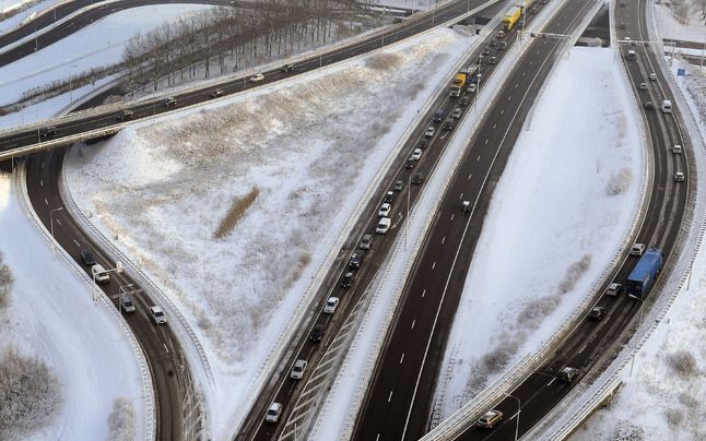 De opwaaiende sneeuw heeft woensdag op de A6 gezorgd voor chaos. Tientallen auto's raakten betrokken bij aanrijdingen. Door de stuifsneeuw slipten veel voertuigen, en raakten ze van de weg. Foto ANP