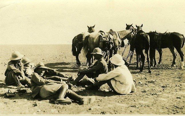 Rustpauze tijdens een tocht door de Negev-woestijn. beeld Th.C. Vriezen-stichting