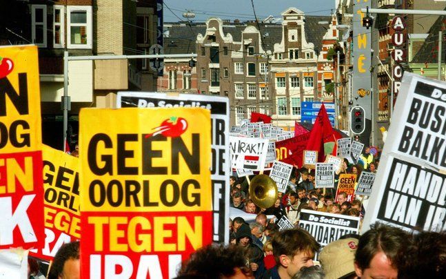 Protest in 2002 tegen een mogelijke oorlog in Irak. De commissie Davids die onderzoek doet naar de Nederlandse besluitvorming om de Amerikaanse inval in Irak politiek te steunen, presenteert dinsdag in Den Haag haar rapport. Foto ANP