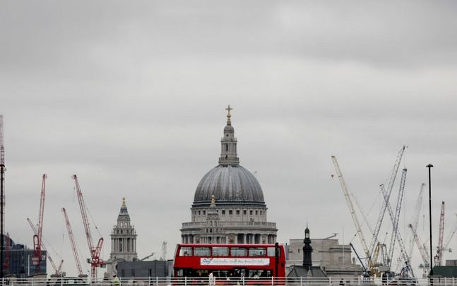 LONDEN - Het kerkbezoek in Groot-Brittannië zal de komende veertig jaar dramatisch afnemen. In 2050 zullen er beduidend meer moskeebezoekers zijn dan geregelde kerkgangers. Dat meldde het Londense dagblad The Times gisteren op basis van onderzoek door bur