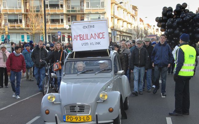 Ongeveer 3500 mensen hebben zaterdag in Vlissingen meegelopen in een protestoptocht tegen de sluiting van het ziekenhuis in die stad. foto ANP