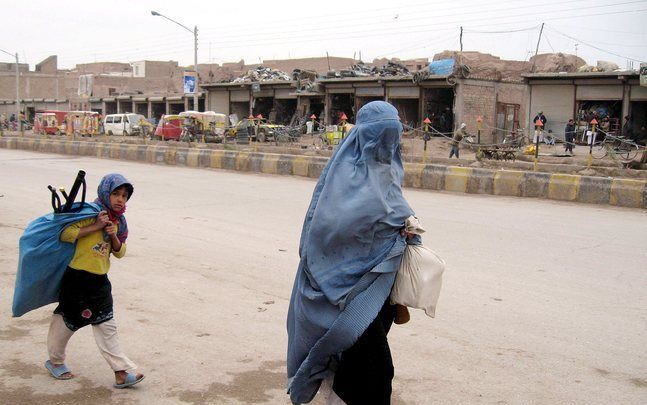 KABUL – De presidentsverkiezingen in Afghanistan zijn plotseling met maanden vervroegd. De Afghanen kiezen nu al in april een nieuw staatshoofd in plaats van 20 augustus zoals eerder door de kiescommissie was bepaald. Foto EPA