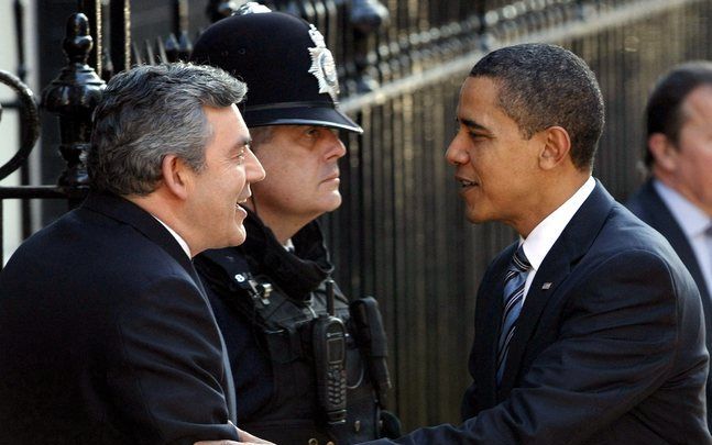 LONDEN – De Britse premier Gordon Brown heet de Amerikaanse president Barack Obama welkom op Downing Street 10, Londen. De twee leiders ontmoeten elkaar woensdag ter voorbereiding op de G-20-top die donderdag plaatsheeft. De wereldleiders bespreken mogeli