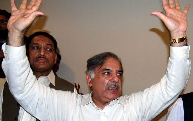 ISLAMABAD – De Pakistaanse politici Nawaz en Shahbaz Sharif mogen in de toekomst weer aan verkiezingen meedoen. Dat heeft het hooggerechtshof in Pakistan dinsdag bepaald, zo meldden media in het Aziatische land. Foto EPA