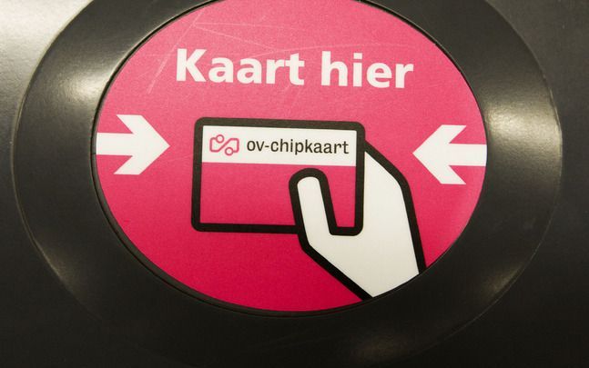 AMSTERDAM – Het Amsterdamse vervoerbedrijf GVB gaat de komende twee weken vier chippendales inzetten om het gebruik van de OV-chipkaart te promoten. De schaarsgeklede heren zijn vanaf vrijdag een aantal dagen in de metro te vinden om klanten te wijzen op 