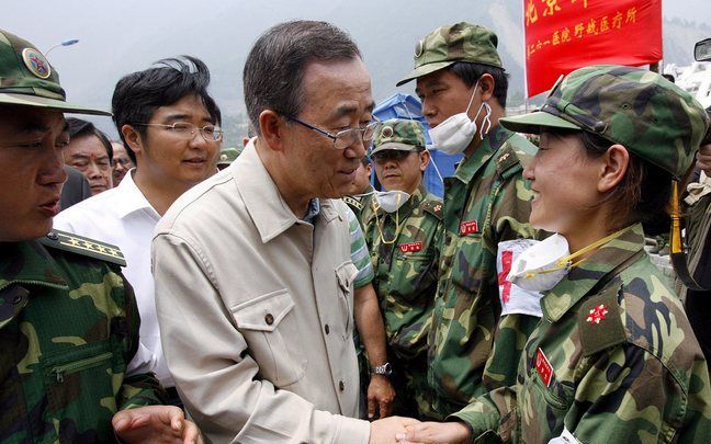 CHENGDU (ANP/AFP) – Ban Ki-moon spreekt hulpverleners in het rampgebied. De VN-secretaris-generaal heeft meer hulp toegezegd na de verwoestende aardbeving in het zuidwesten van het land. De VN-topman deed de belofte tijdens zijn bezoek aan het rampgebied,