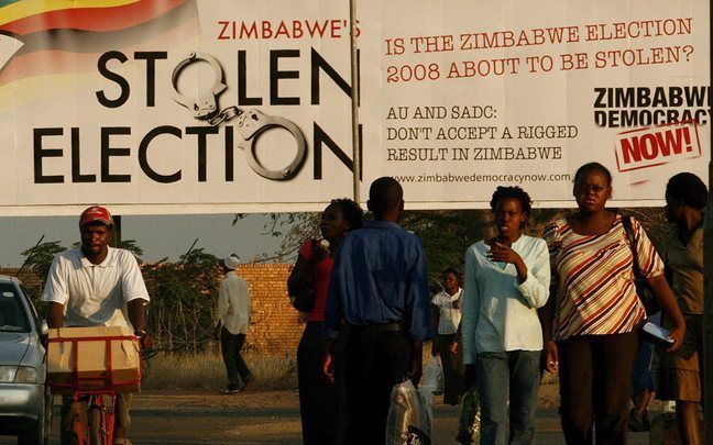 Een groot bord op de grens met Zuid-Afrika meldt dat de verkiezingen in Zimbabwe oneerlijk zijn verlopen. Foto EPA