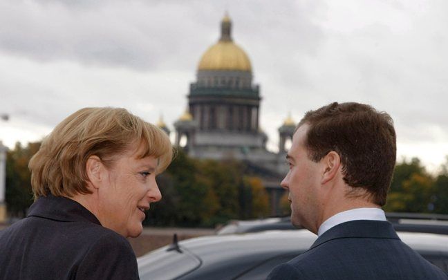 Medvedev begroet Merkel in St. Petersburg. foto EPA