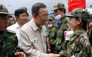 CHENGDU (ANP/AFP) – Ban Ki-moon spreekt hulpverleners in het rampgebied. De VN-secretaris-generaal heeft meer hulp toegezegd na de verwoestende aardbeving in het zuidwesten van het land. De VN-topman deed de belofte tijdens zijn bezoek aan het rampgebied,