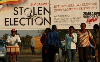 Een groot bord op de grens met Zuid-Afrika meldt dat de verkiezingen in Zimbabwe oneerlijk zijn verlopen. Foto EPA