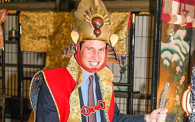 De Britse prins William verkleed als samoerai, zaterdag in Tokio. beeld EPA