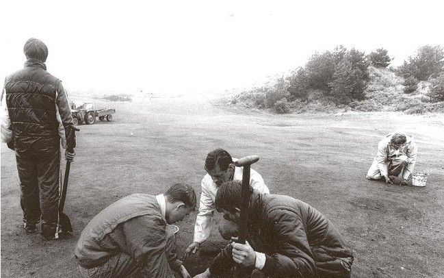 Actievoerders van de actiegroep ”Mollen tegen apartheid” spitten in juli 1986 een aantal greens om op het terrein van de Noordwijkse Golfclub. Op het terrein vond op dat moment het open golfkampioenschap plaats, waarbij ook enkele Zuid-Afrikaanse spelers 