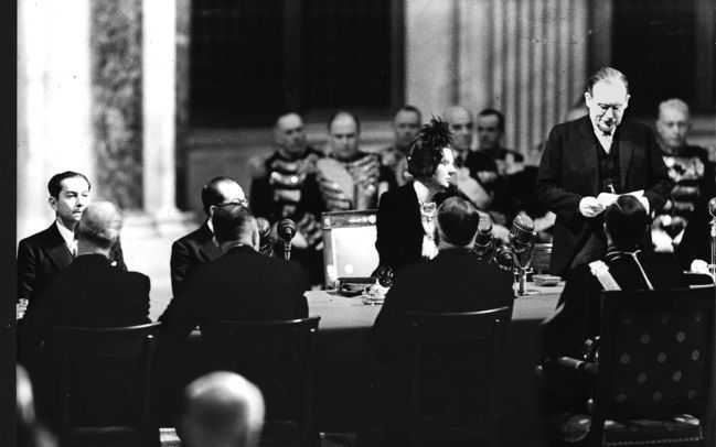 Koningin Juliana luistert op 27 december 1949 naar de toespraak van minister-president Drees naar aanleiding van de soevereiniteitsoverdracht van Indonesië. De kolonie werd onafhankelijk ondanks inspanningen van de diplomaten N. S. Blom en H. F. L. K. Vre