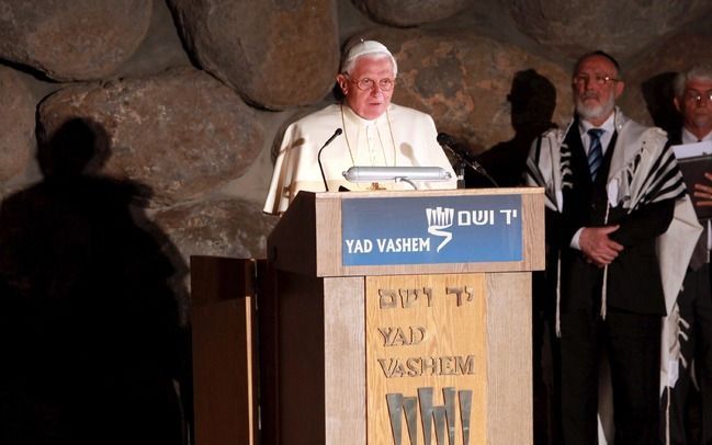 JERUZALEM – Het lijden van de slachtoffers van de Holocaust mag niet worden vergeten, ontkend of gebagatelliseerd. Dat heeft paus Benedictus XVI maandag gezegd tijdens een bezoek in Jeruzalem aan Yad Vashem, het monument voor Joodse slachtoffers in de Twe