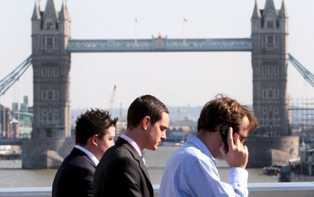 LONDEN – Zeker zes mensen zijn maandag gewond geraakt doordat een lift in de Tower Bridge in Londen door onbekende oorzaak plots drie meter omlaag viel. Dat heeft het stadsbestuur van Londen laten weten, aldus de BBC. Foto EPA