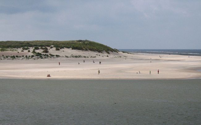 SCHIERMONNIKOOG - Onderzoekers van Stichting Verdronken Geschiedenis hebben op de oostpunt van Schiermonnikoog de resten van een verdronken eiland gevonden. Naar alle waarschijnlijkheid gaat het om het eiland Bosch dat tot in de Middeleeuwen tussen Schier