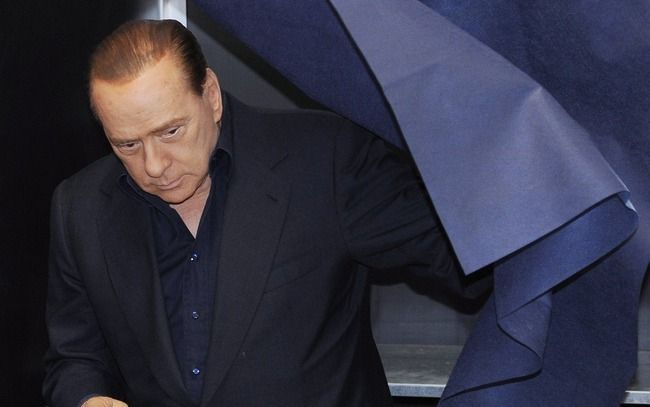 Berlusconi brengt zijn stem uit tijdens de regionale verkiezingen. Foto EPA