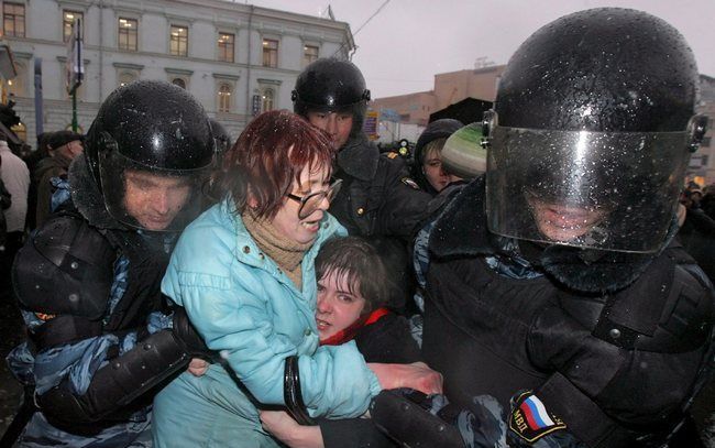 Demonstrerende leden van 'The other Russia' worden opgepakt door de Russische oproerpolitie. Foto's EPA