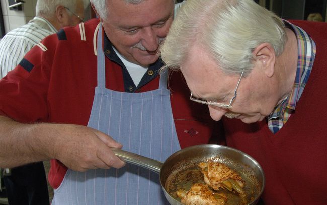 Sommige deelnemers aan de ”Kookcursus voor mannen 55+” hebben nooit eerder gekookt. Foto’s Jaap Wolterbeek