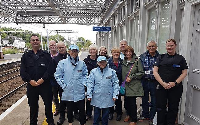 Spoorpastors (in het blauw) in Groot-Brittannië. beeld British Transport Police