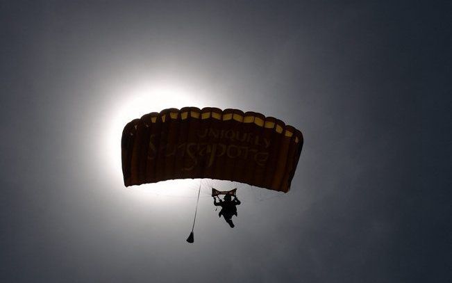 Piloot redt parachutist op spectaculaire wijze. Foto EPA