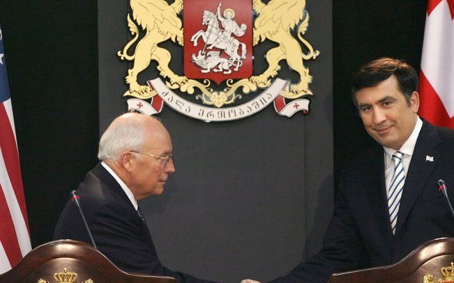 De Amerikaanse vicepresident Dick Cheney heeft de Georgische president Michail Saakasjvili donderdag verdere steun toegezegd in diens streven om zijn land lid te maken van de NAVO. Foto EPA