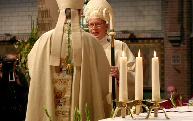 GRONINGEN - G.de Korte krijgt zaterdag tijdens een eucharistieviering in de Kathedrale kerk van de heilige Martinus en Jozef in Groningen de bisschopstaf overhandigd van zijn voorganger Van Eijk, tijdens zijn installatie als de nieuwe bisschop van Groning