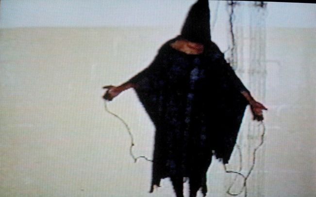 Vernedering van gevangenen in de Iraakse Abu Ghraib–gevangenis. Foto EPA