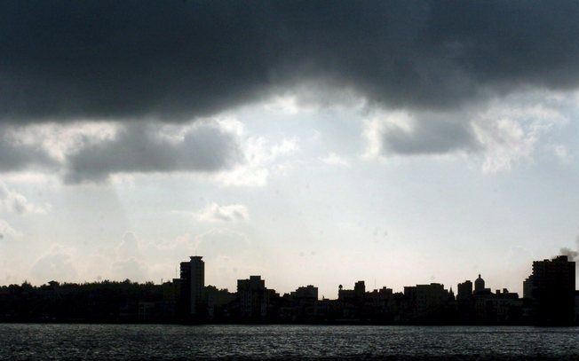 HAVANA – Donkere wolken boven de Cubaanse hoofdstad Havana leken donderdagavond de komst aan te kondigen van de tropische storm Gustav. Op het laatste moment draaide Gustav echter weg van Cuba en zette koers richting Jamaica. Als gevolg van de storm zijn 