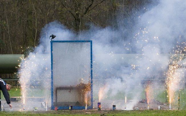 Bij het afsteken van illegaal vuurwerk, zoals de Explods en Cobra's, moet minimaal dertig meter afstand worden gehouden. De politie en het openbaar ministerie maken zich dan ook grote zorgen over de veiligheid van de eigenaren van dit vuurwerk. Ze roepen 