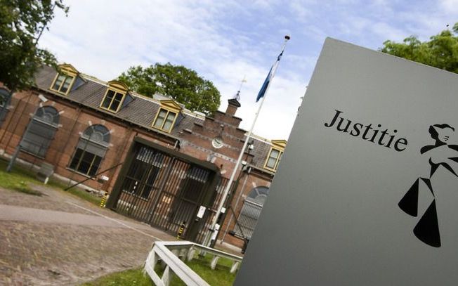 Staatssecretaris Albayrak (Justitie) gaat kijken of er onder de gevangenissen die dicht moeten locaties zijn die na een verbouwing geschikt zijn om asielzoekers op te vangen. Ze toonde zich woensdagavond positief over deze suggestie van het CDA en de SP. 