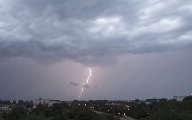 Een flinke onweersbui trekt donderdagavond over Groningen. Foto ANP