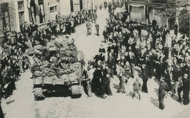 Een Canadese tank van het Fort Garry Horse Regiment in Rijssen. De stad haalde de bevrijders in nadat de bezetter in alle stilte de benen had genomen. De gevreesde strijd bleef uit. Foto Beeldbank WO2