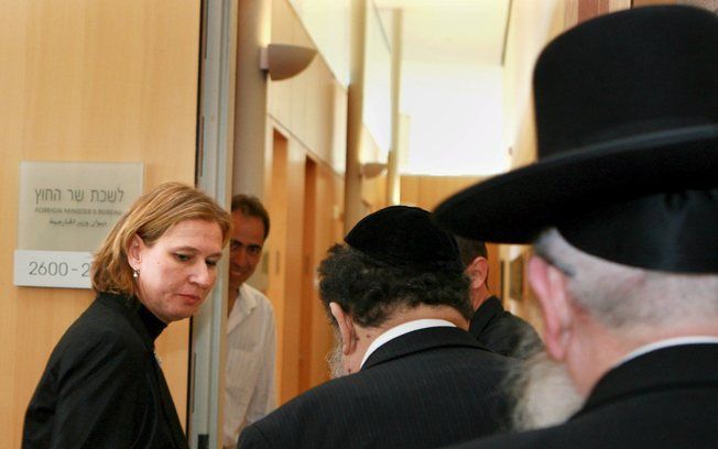 Livni, de nieuwe leider van de Kadima–partij, verwelkomt rabbi's op een religieuze bijeenkomst in Jeruzalem. Livni krijgt toestemming een regering te vormen. Foto EPA