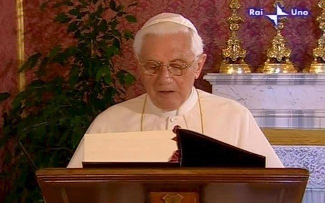 ROME - Paus Benedictus XVI leest zondag vanuit een basiliek in Rome het eerste hoofdstuk van Genesis voor. Foto EPA