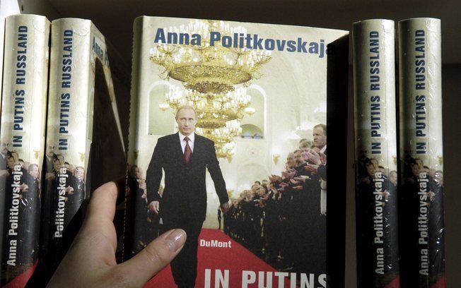 MOSKOU - In Putins Russland, een van de kritische boeken van Anna Plitkovskaja. De kritische journaliste werd op 7 oktober 2006 voor haar woning in Moskou doodgeschoten. Foto EPA