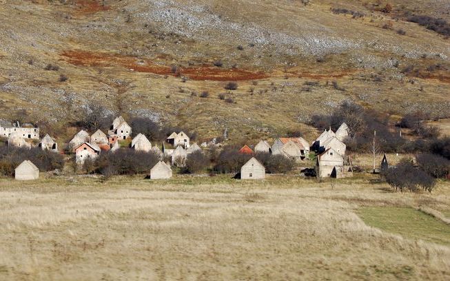 Weidse grauwe vlaktes in Bosnië Herzegovina met om de paar kilometer een totaal verwoest dorpje. Foto’s Peter van Klinken