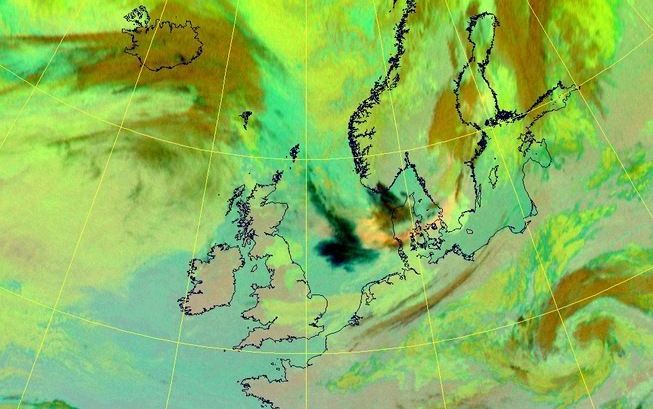 Een satellietfoto van de aswolk van de vulkaan op IJsland van 02:00 uur vrijdagochtend toont boven de Noordzee en het Kattegat (de twee donkere vlekken) een mengeling van water, ijs en asdeeltjes Van de Noordzee over Denemarken naar het zuiden van Zweden 