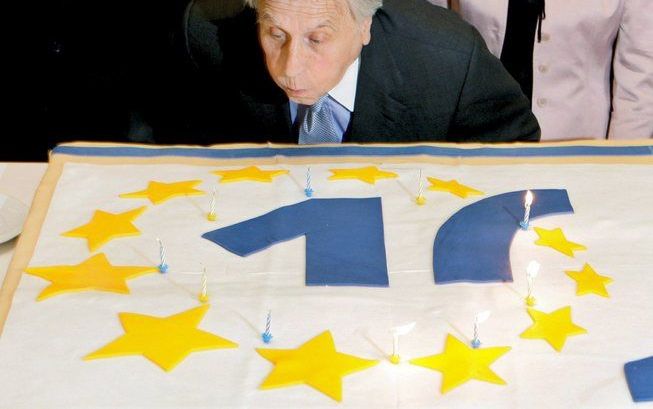 BRUSSEL - Centralebankpresident Jean-Claude Trichet van de Europese Centrale Bank (ECB) liet donderdag doorschemeren mogelijk volgende maand de rente te verhogen om de inflatie in te dammen. Toch was het deze week feest, want de ECB bestaat tien jaar. Fot