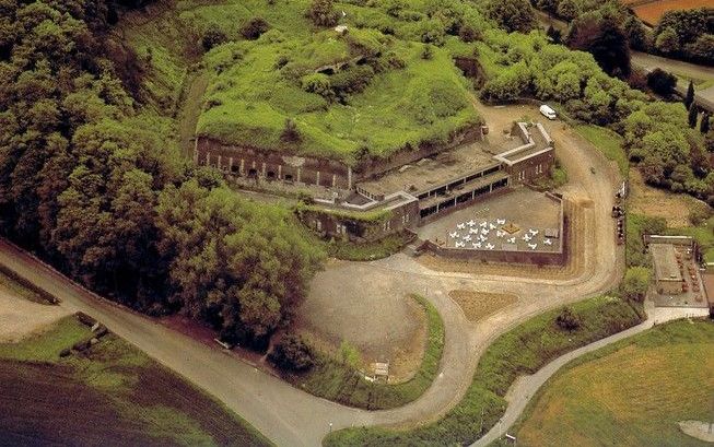 MAASTRICHT – De gemeente Maastricht droeg begin deze week Fort Sint Pieter over aan vereniging Natuurmonumenten. „Het fort heeft een grote natuurwaarde. Er zitten vleermuizen en insecten, en er floreren bijzondere plantensoorten, zoals sint janskruid en w