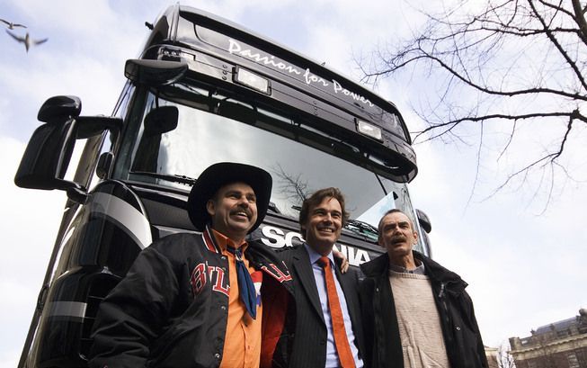 Minister Eurlings kwam donderdag met een truck naar de Tweede Kamer, waar hij meedeelde dat de truckrits voor gehandicapten zijn gered. - Foto ANP