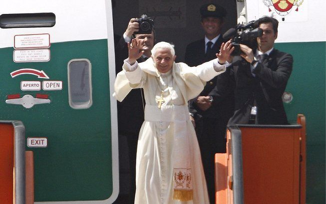 LUANDA - Paus Benedictus XVI zwaait naar de menigte die zich maandag verzamelde voor het vertrek van de paus vanaf vliegveld Fevereiro in de Angolese stad Luanda. Foto EPA